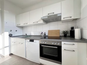Fridge, oven, stovetop, dishwasher