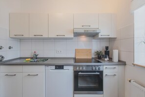 Kühlschrank, Ofen, Herdplatte, Geschirrspüler