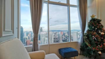 Apartemen Superior, 3 kamar tidur, balkon, pemandangan kota | Area keluarga | Televisi 35-inci dengan saluran TV kabel dan kantor
