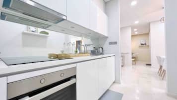 Superior Apartment, 2 Bedrooms, Kitchen, City View | Dapur peribadi | Peti sejuk, ketuhar gelombang mikro, dapur, periuk nasi