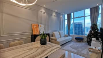 Superior Apartment, 3 Bedrooms, Balcony, City View | Ruang tamu | 35 inci televisyen dengan kabel, pejabat