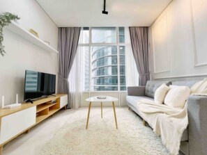 高级公寓, 2 间卧室, 厨房, 城市景观 | 起居区 | 35-英寸电视 （配备有线频道）、办公室