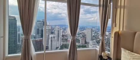 高级公寓, 3 间卧室, 阳台, 城市景观 | 办公桌、笔记本电脑工作区、熨斗/熨衣板、免费 WiFi