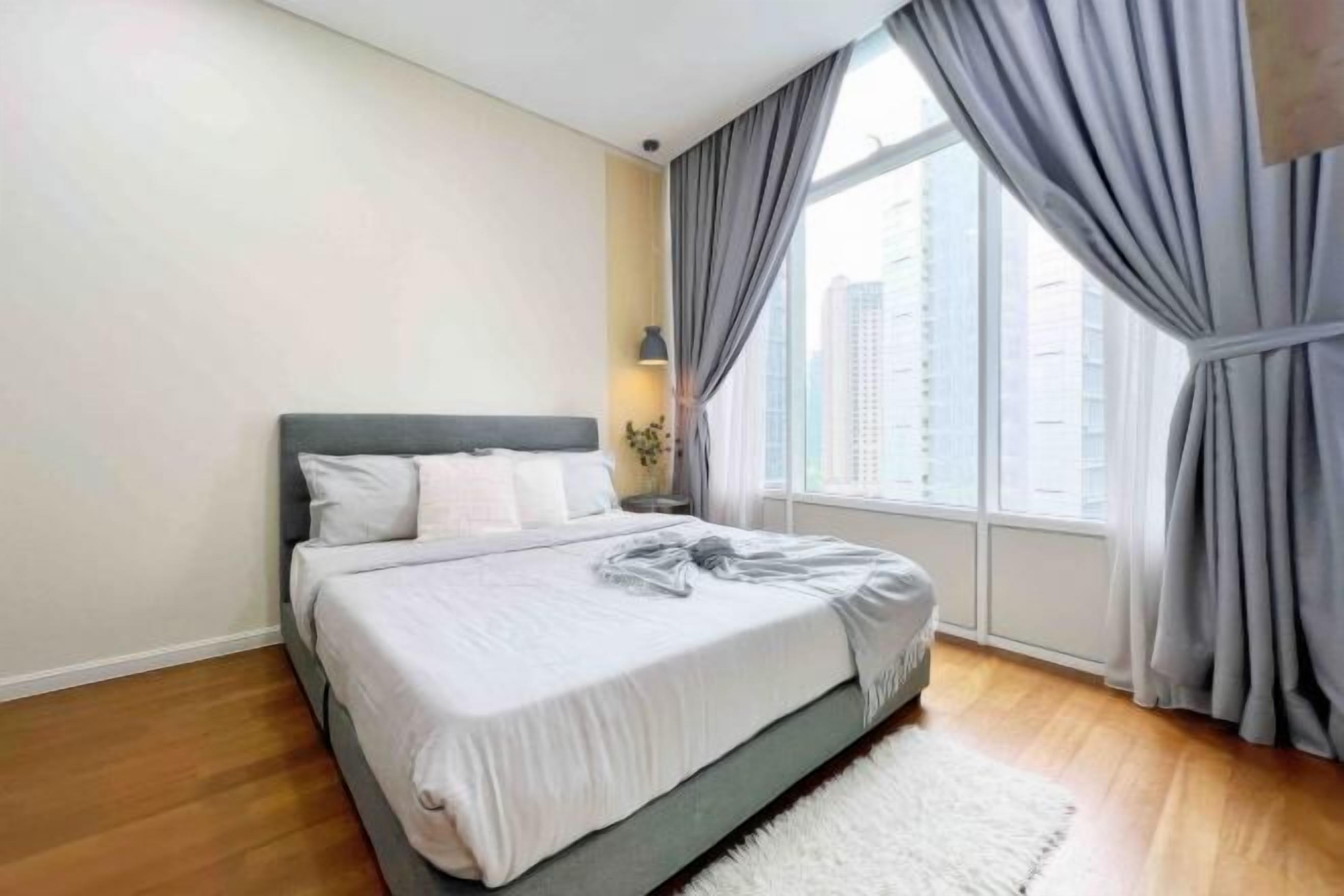 Een bureau, een laptopwerkplek, een strijkplank/strijkijzer, gratis wifi