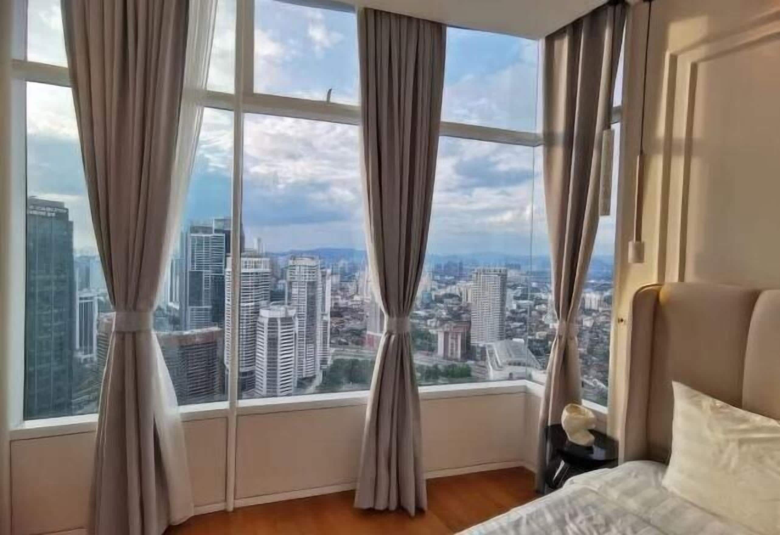 Een bureau, een laptopwerkplek, een strijkplank/strijkijzer, gratis wifi