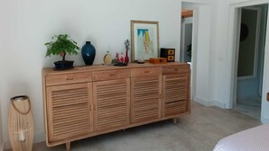 Un mueble de madera con varios cajones y una pequeña planta encima.