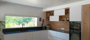 Private kitchen - House with swimming pool in the heart of Provence near Isle sur Sorgue (Velleron)