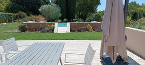 Outdoor dining - House with swimming pool in the heart of Provence near Isle sur Sorgue (Velleron)