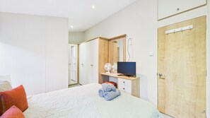 2 bedrooms, iron/ironing board, travel cot, free WiFi
