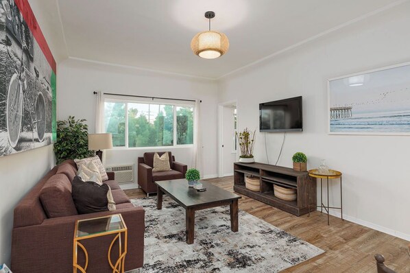 Smart TV, offices - Bright 2BD - Walking Distance to Great Food (Los Angeles)