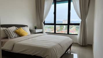 Apartamento superior, 1 habitación, balcón, vistas a la ciudad | Escritorio y espacio para trabajar con un portátil