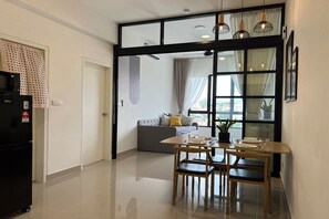 Appartement supérieur, 1 chambre, balcon, vue sur la ville | Repas dans la chambre