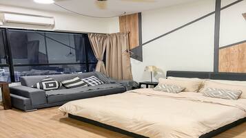 Superior Apartment, 3 Bedrooms, Balcony, City View | Meja, ruang kerja komputer riba, seterika/papan seterika, Wi-fi percuma