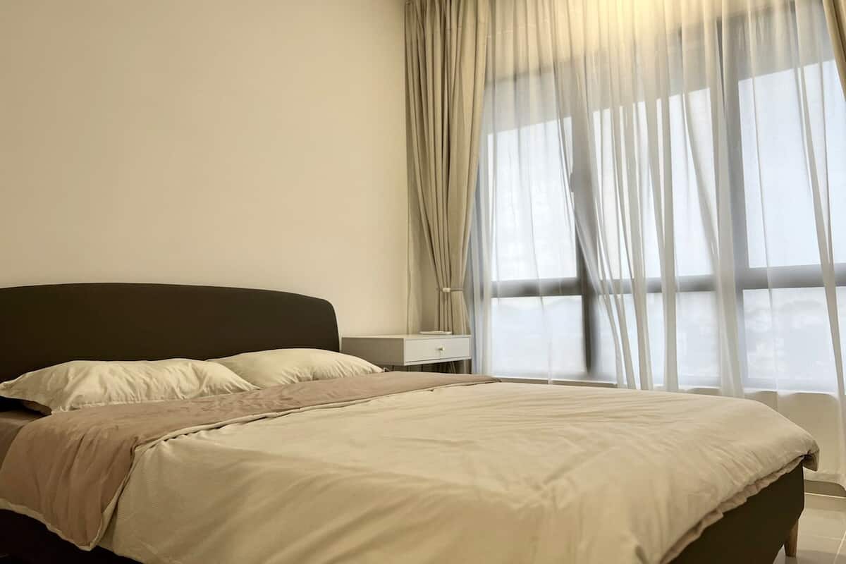 Desk, laptop workspace, iron/ironing board, free WiFi