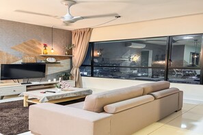 Appartement supérieur, 3 chambres, balcon, vue sur la ville | Vue de la chambre