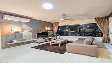 Departamento superior, 3 habitaciones, balcón, vista a la ciudad | Área de sala de estar