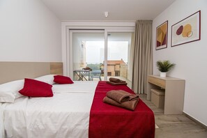 4 chambres, coffres-forts dans les chambres, fer et planche à repasser