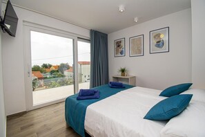 4 chambres, coffres-forts dans les chambres, fer et planche à repasser