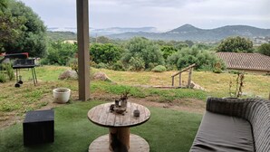A covered outdoor seating area with a view of a mountainous landscape. - New villa T4 Sotta between land and sea (Sotta)