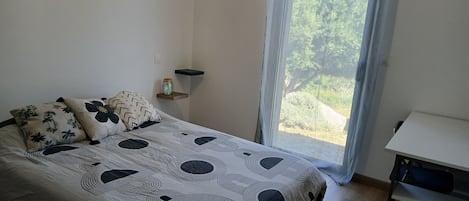 3 bedrooms, iron/ironing board, Internet, bed sheets