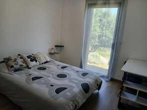 3 chambres, fer et planche à repasser, accès Internet, draps fournis