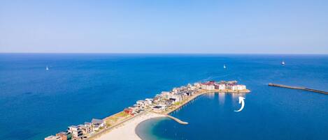 بالقرب من الشاطئ