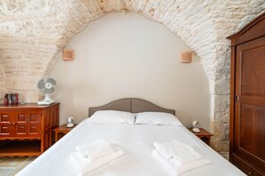 1 chambre, fer et planche à repasser