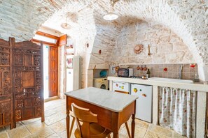 Fridge, oven, stovetop, high chair - Monolocale del '700 by Rentbeat (Martina Franca)