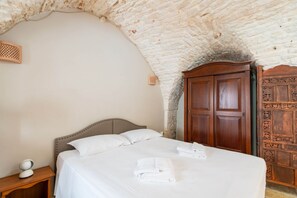 1 chambre, fer et planche à repasser