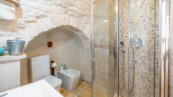 Dusche, kostenlose Toilettenartikel, Haartrockner, Bidet