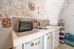 Fridge, oven, stovetop, high chair - Monolocale del '700 by Rentbeat (Martina Franca)