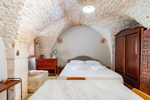 1 chambre, fer et planche à repasser