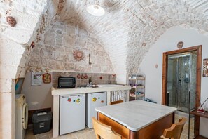 Fridge, oven, stovetop, high chair - Monolocale del '700 by Rentbeat (Martina Franca)
