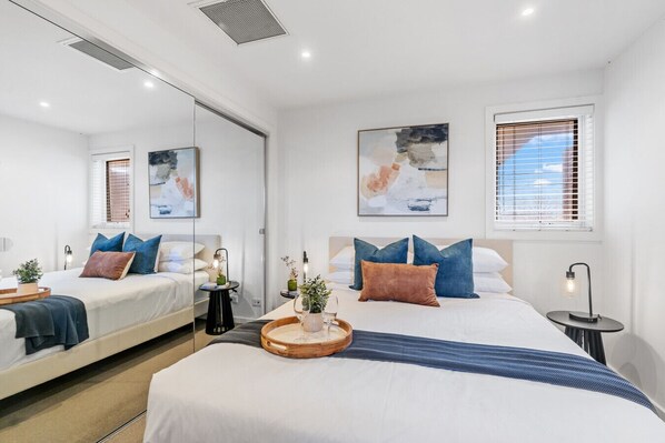 2 chambres, bureau, fer et planche à repasser, lit parapluie