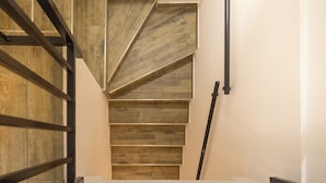 A modern staircase with wooden steps and metal railings. - Aromarìa Palace  (Palermo)