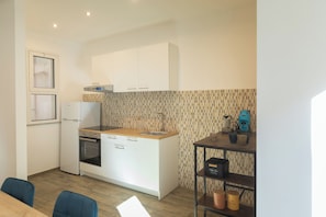 Dúplex Deluxe, balcón, vistas a la ciudad | Cocina privada | Frigorífico, placa de cocina y utensilios de cocina