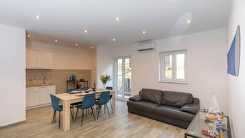 Deluxe Duplex, Balcony, City View | Egyptian cotton sheets, premium bedding, down duvets, cots/infant beds