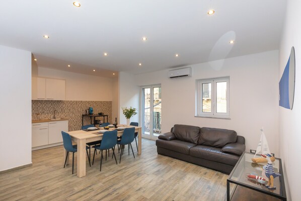 Deluxe Duplex, Balcony, City View | Egyptian cotton sheets, premium bedding, down duvets, cots/infant beds