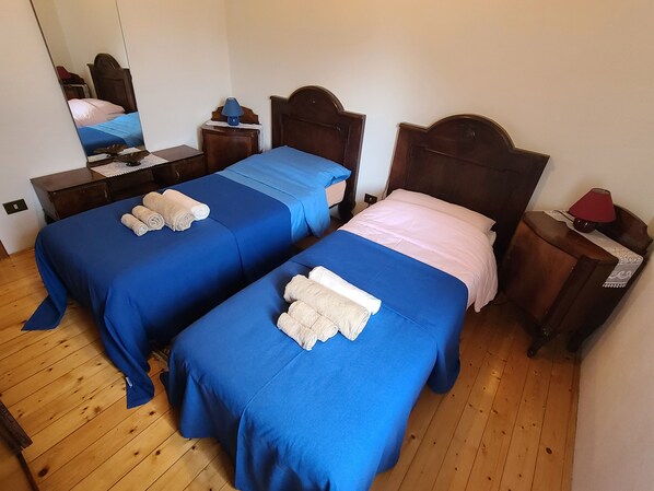 2 habitaciones, tabla de planchar con plancha, wifi y ropa de cama