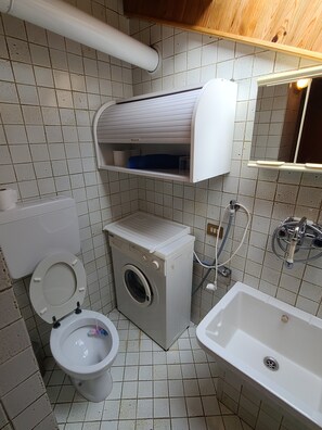 Suihku, hiustenkuivaaja, pyyhkeet