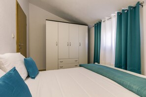 2 bedrooms, desk, iron/ironing board, travel crib