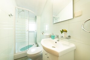 Dusche, Haartrockner, Bidet, Handtücher