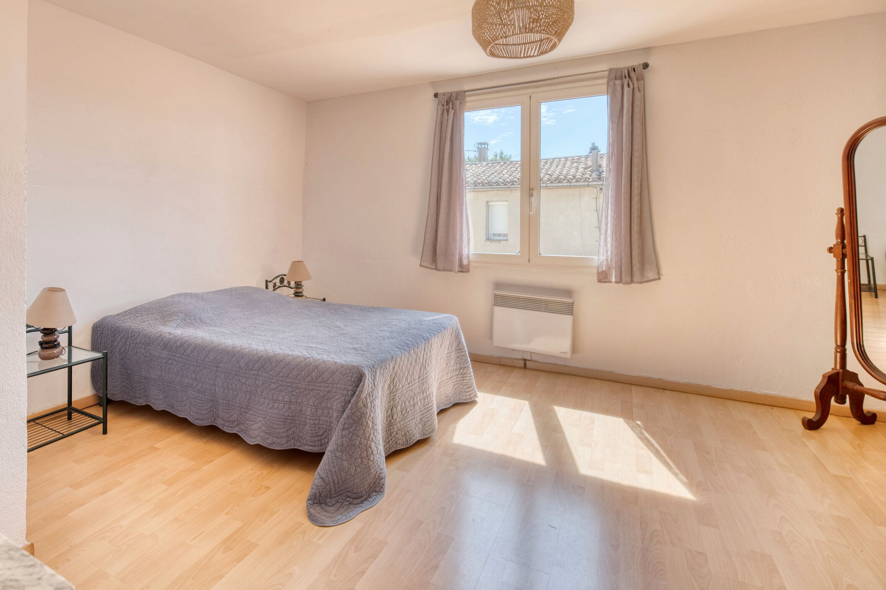 3 bedrooms, iron/ironing board, WiFi, bed sheets