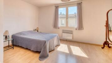 3 bedrooms, iron/ironing board, WiFi, bed sheets