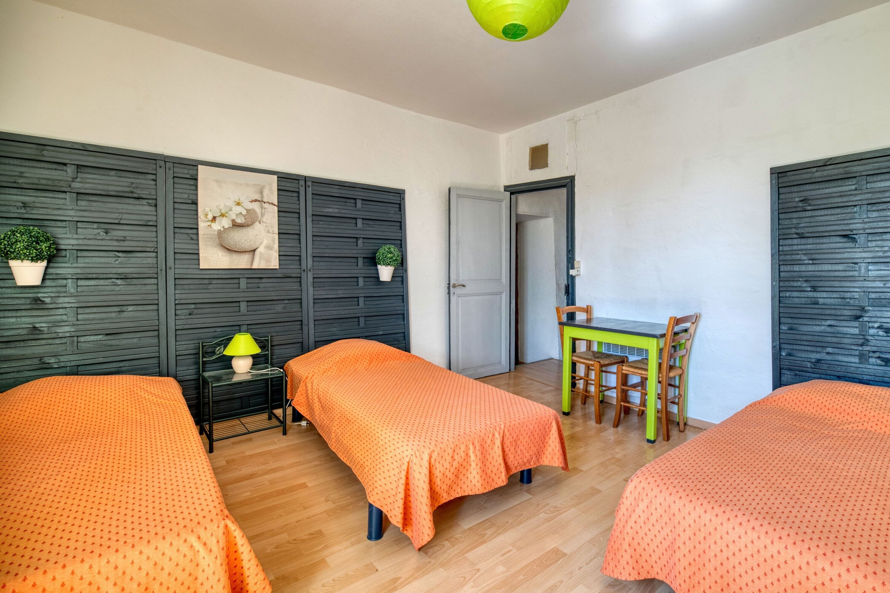 3 habitaciones, tabla de planchar con plancha, wifi y ropa de cama 