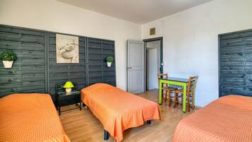 3 habitaciones, tabla de planchar con plancha, wifi y ropa de cama