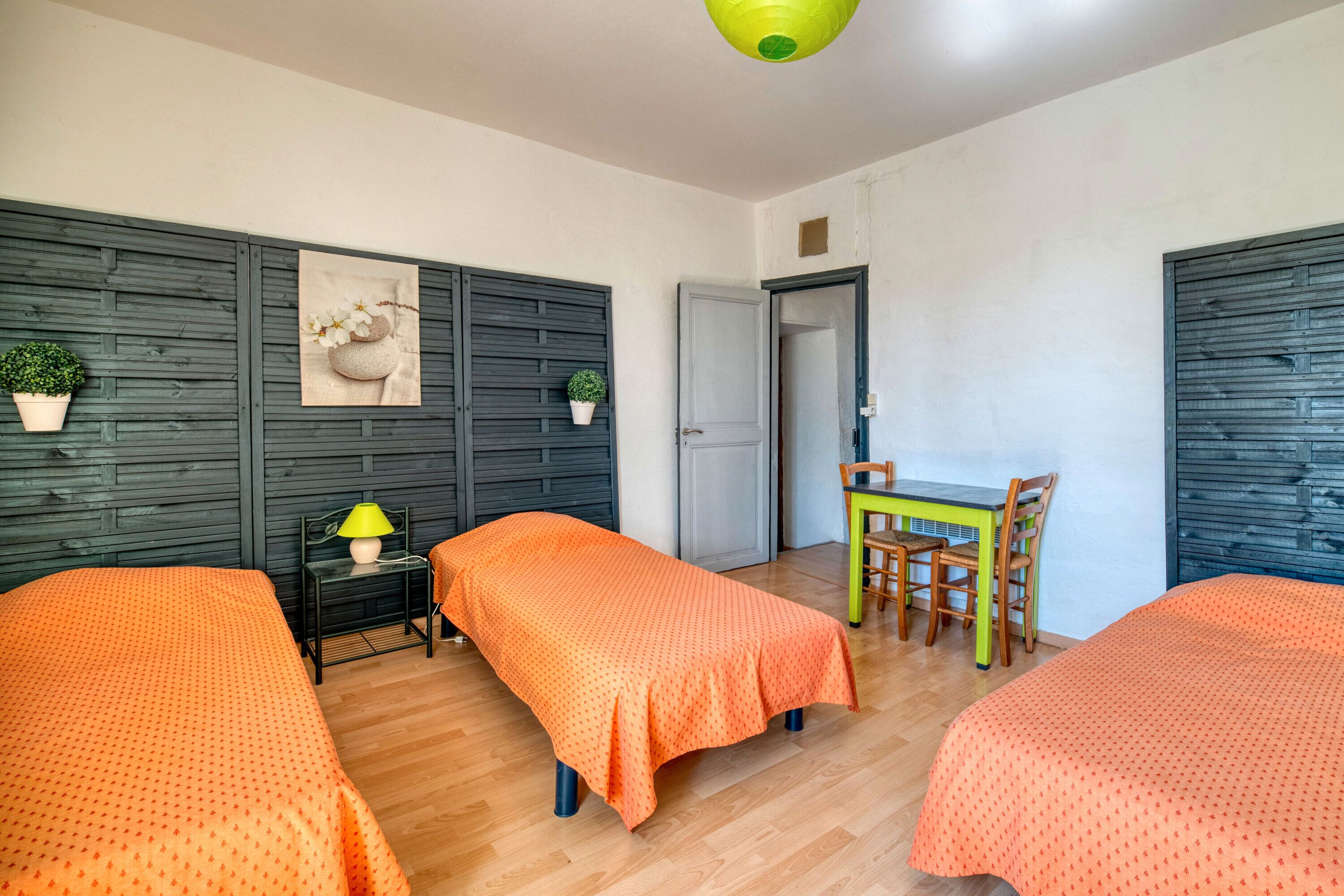 3 habitaciones, tabla de planchar con plancha, wifi y ropa de cama 