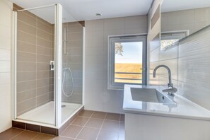 Shower, towels - Gîte le rosier - Farm Cottage "la capelle" (La Cassaigne)
