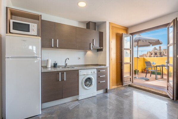 Fridge, microwave, stovetop, coffee/tea maker