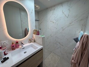 Dusche, Haartrockner, Handtücher, Seife